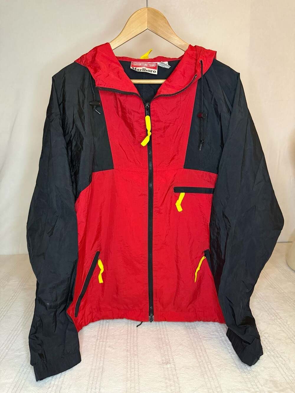 22 Vintage 90s Marlboro Adventure Team Colorblock Nylon Hooded Windbreaker Jacke